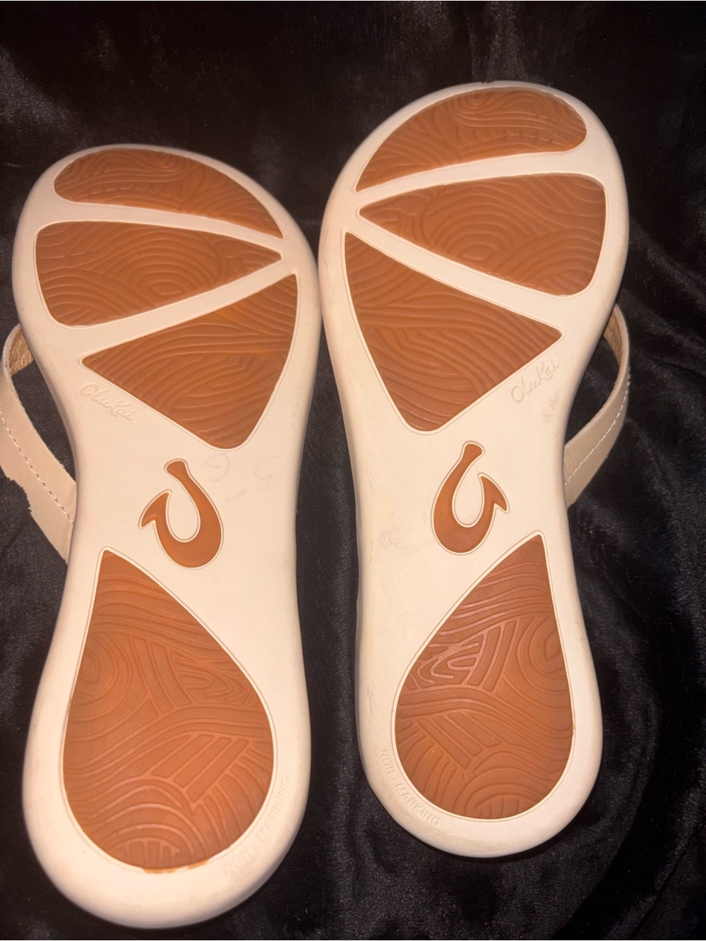 OluKai Honu Leather Flip Flop Sandals Off White Women’s Size 10 US NWOT - Picture 3 of 4